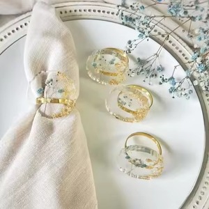 Anneaux de serviette en résine colorés et élégants avec un motif traditionnel pour les tables à manger festives et décoratives - Product Image 4