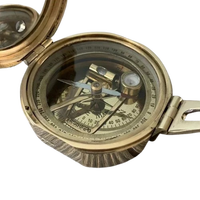 Horloges de bureau nautiques en laiton, étui en cuir, fonctionnant à piles, design moderne du milieu du siècle, laiton poli, finition chromée, cadeau vintage
