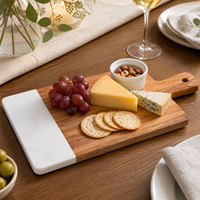 Planche à charcuterie en bois d'acacia et marbre blanc avec poignée en forme de pagaie pour servir le fromage, cuisine, hôtel et restaurant
