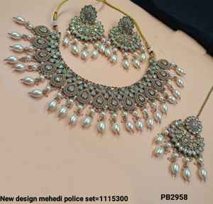 Belle Superbe Zircon Cubique Cristal Feuille Forme Dangle Mehandi Plaqué Bijoux De Mariage Avec Boucles D'oreilles Mangtika Pour Les Femmes - Product Image 5