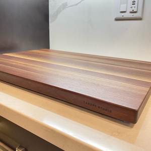 Tabla de cortar de madera dura de alta densidad Superficie tratada y pulida naturalmente para la preparación de alimentos limpios con acero inoxidable - Product Image 5