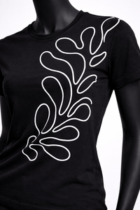 Camiseta gráfica negra para mujer, estampado de arte lineal minimalista, corte ajustado, algodón, informal, manga corta, camiseta de moda - Product Image 4
