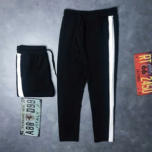 Pantalones cortos deportivos SP06 con rayas laterales hechos de tela elástica de alta calidad que es fresca suave y resistente a la formación de bolitas - Product Image 1