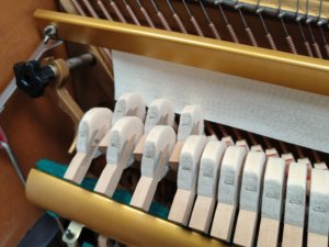 เปียโนยามาฮ่า U1F แบบตั้งตรง ของแท้ ผลิตในญี่ปุ่น ฝีมือประณีต สำหรับนักดนตรีมืออาชีพ เปียโนมือสองคุณภาพสูงสำหรับขาย - Product Image 4