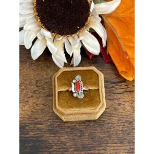 Anillo Ajustable de Plata de Ley con Coral Rojo Hecho a Mano en el Suroeste, Corte Ovalado, Engastado en Bisel, Joyería Fina - Product Image 5