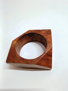 Brazaletes de madera hechos a mano de la mejor calidad con motivos tribales Joyería de declaración única para trajes bohemios Disponible al mejor precio - Product Image 2