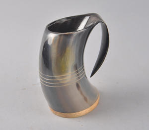 Mug à boire en corne de buffle authentique, artisanal, avec symbole Valknut gravé, style nordique traditionnel, poli - Product Image 2