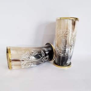 Jarra Vikinga de Cuerno Natural Pulido de Alta Calidad con Soporte y Correa para Hidromiel al Precio Más Bajo - Product Image 2