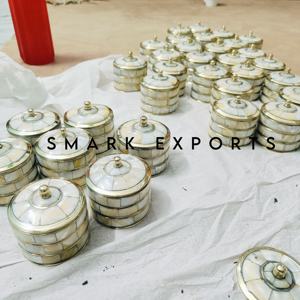 Porte-sindoor rond en laiton religieux fait à la main, étanche, avec incrustation de nacre pour le stockage de la poudre de vermillon et les cadeaux - Product Image 3