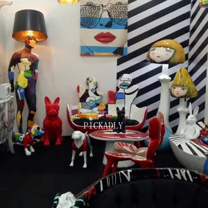 Dekorasi Furnitur Dalam Ruangan Rumah Mewah Lukisan Pop Art Karakter Abstrak Bangku Patung Fiberglass dengan Sofa Santai