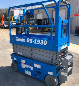 Plateforme élévatrice à ciseaux électrique Genie, capacité 227 kg, plateforme de travail aérienne compacte bleue, autopropulsée, pompe à moteur, boîte de vitesses, 8 m - Product Image 1