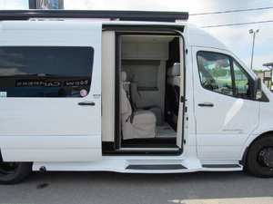 Co-a-ch-men Galleria 24Q Gris/Bleu foncé d'occasion propre, année 2024, origine américaine - Product Image 4