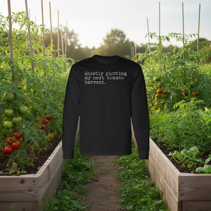Maglietta a Maniche Lunghe 'Silenziosamente Pianificando la Mia Prossima Raccolta di Pomodori' per Giardinieri, Abbigliamento Promozionale per Orticoltura - Product Image 3