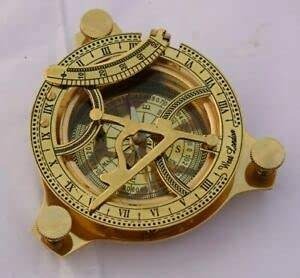 Brújula de bolsillo de latón moderno antiguo, regalo náutico marino personalizado con técnica de esmalte duro, especialidad artesanal de Metal a la venta - Product Image 3