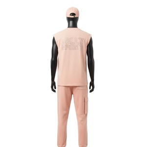 Conjunto de dos piezas para hombre: camiseta sin mangas de algodón de alta calidad en tono melocotón y pantalón cargo jogger con logo bordado. - Product Image 2