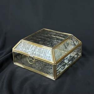 Boîte de rangement élégante en verre avec cadre métallique pour organiser les bijoux, le maquillage et les accessoires - Product Image 6