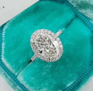 Anillo de compromiso de moissanita de corte ovalado alargado de 3,45 quilates con diseño de HALO y cuatro puntas de garra, joyería de boda elegante - Product Image 1