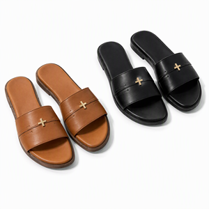 Sandalias planas de cuero genuino para mujer, de verano, con punta abierta, con detalles metálicos cruzados, fáciles de poner. - Product Image 1
