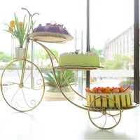 Les supports à gâteaux en métal « BICYCLE » présentent des accents ornés ou des motifs complexes qui ajoutent une touche artistique aux présentations de desserts.