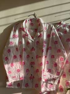 Hermoso traje de noche de algodón Floral rosa para mujer conjunto de Pijama largo con cuello en V suave transpirable Casual Sexy conjunto de ropa de dormir de talla grande - Product Image 2