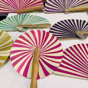 Éventail à main artisanal en bambou et feuilles de palmier du Vietnam pour la décoration de mariage d'été de style bohème et souvenir - Caryln - Product Image 1