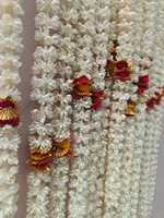 Jasmine avec ficelle décorative Pom Pom Guirlande Mogra indienne du sud pour les décorations de festival et de mariage Design d'inspiration islamique