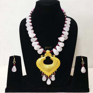 White Beads Stone Gold Beautiful Pendant and Earring Set Joyería de moda - Product Image 1
