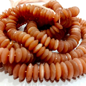 Cuentas de piedra lunar de melocotón natural de corte alemán de 9 a 14mm vendidas por hebra de 8 pulgadas de largo - Product Image 1