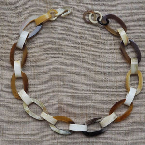Collier de luxe en corne de buffle fait à la main, bijoux naturels et durables pour femmes, haute qualité - Product Image 1