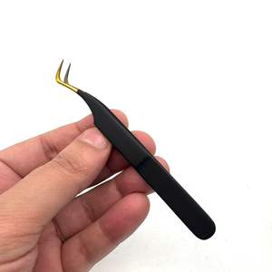 Pince à cils incurvée noire et dorée en acier inoxydable, impression de logo personnalisée, instruments de beauté professionnels, service OEM - Product Image 1