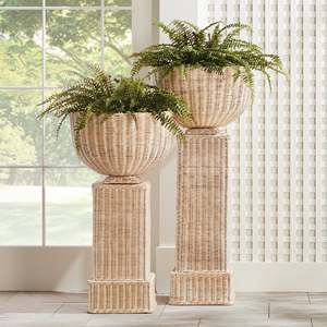 Juego de Jarrón y Pedestal de Ratán Blanqueado, Combinación de Mimbre Tejido a Mano, Pieza Decorativa para Interiores de Hogar de Lujo - Product Image 1