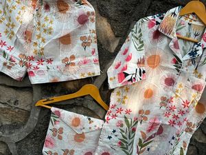¡Conjunto de pijama Sun Flower! Conjunto hecho a mano de pijama de algodón orgánico Conjunto de Camisa de algodón para mujer con pantalones cortos y bolso Boho Hippie Unisex - Product Image 2