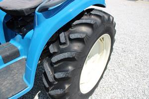 Tractor de Ruedas New Holland 1725 en Oferta, 80-140 HP |   Tractor Agrícola Resistente para Agricultura de Campo - Product Image 3