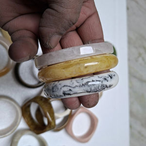 Ensemble de bracelets en résine colorés, design mixte, bijoux de mode pour femmes, vente en gros, approvisionnement en vrac - Product Image 1