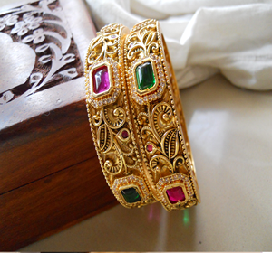 Juego de cuatro brazaletes de latón con piedras multicolores, rubí, esmeralda, azul, finos y apilables, disponibles a precios de mayoreo. - Product Image 4