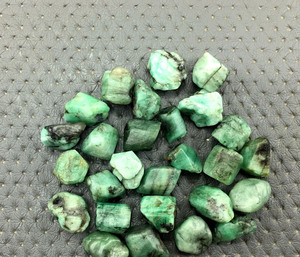 25 piezas Esmeralda 14-16 MM Verde Esmeralda áspera Cristal Piedra preciosa Raw Loose Emerald Sin tratar Rugoso Hermosa Esmeralda Rough Lot - Product Image 5