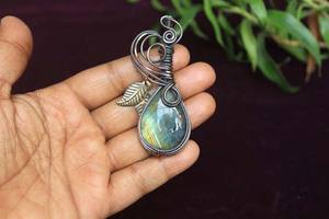 จี้ห้อยรูปพีระมิดประดับลาบราโดไรต์และมาลาไคต์ หุ้มด้วยลวดลายแบบวินเทจ ชุบเงิน/ทองเหลือง ชุบทอง/เงิน สำหรับเป็นเครื่องประดับงานแต่งงานหรือเครื่องประดับประจำเดือนเกิด - Product Image 2