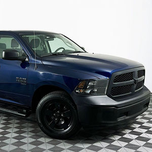 2023 RAM 1500 Tradesman Asientos de cuero usados Interior oscuro R19 Tamaño del neumático Dirección izquierda - Product Image 1