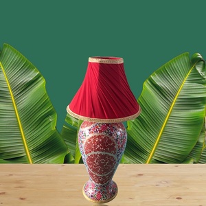 Elegante lámpara de mesa Kashmiri Paper Mache hecha a mano para una decoración única del hogar - Product Image 4