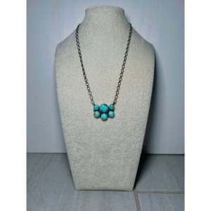 Collar de Plata de Ley y Turquesa Luna Azul, Joyería Artesanal Coleccionable de la Cultura Navajo - Product Image 4