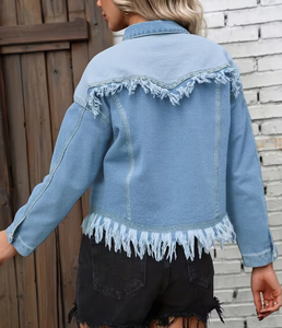 Chaqueta vaquera ligera para mujer con efecto desgastado, dobladillo deshilachado, pedrería y botones florales en la parte delantera. - Product Image 2