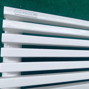 Radiateur à serviettes blanc moderne avec barres horizontales carrées, design élégant en forme d'échelle pour un chauffage efficace de la salle de bain et un séchage des serviettes - Product Image 4