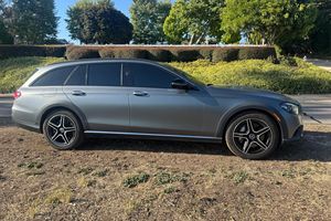 Mercedes-Benz E450 4Matic 2021 Usado en Excelentes Condiciones, Sin Reserva, 1 Dueño, Tracción en las Cuatro Ruedas, Diseño Selenite Gray Magno - Product Image 3