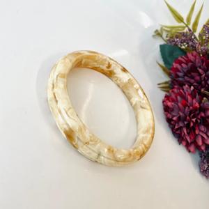 Bracelet jonc artisanal blanc et jaune en ambre baltique naturel ; Bracelet jonc classique en résine avec des touches marbrées beige - Product Image 1
