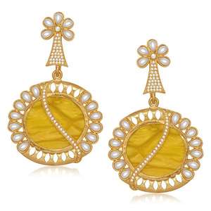 Pendientes de puño fino Kriaa, colgante de resina de perla chapada en oro, accesorio elegante y lujoso - Product Image 1