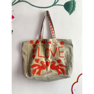 Grand sac fourre-tout en velours ivoire pour femmes, fait main, tendance, fermeture ouverte, broderie et décoration à pompons, couleur unie - Product Image 2