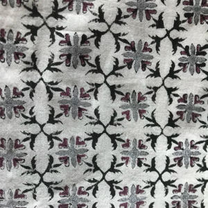 Tissu en coton imprimé à la main, motifs floraux géométriques noirs et gris avec des accents de vin - Product Image 1