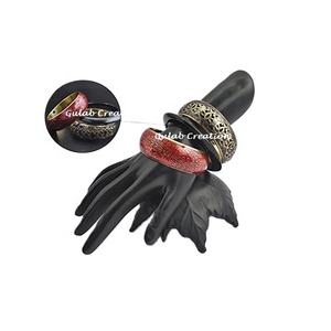 ชุดกำไลเคลือบทองเหลืองแกะสลักสไตล์วินเทจ | กำไลโลหะทำด้วยมือสีแดงและสีดำมีดีไซน์ลายดอกไม้และลายเส้น - Product Image 1