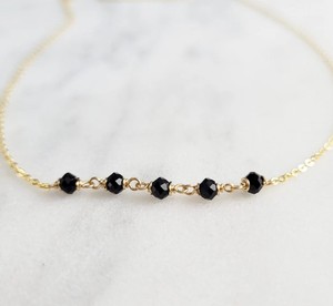 Délicat petit collier de perles damier coupe petit rond noir onyx cinq perles câble chaîne collier plaqué or déclaration collier - Product Image 3