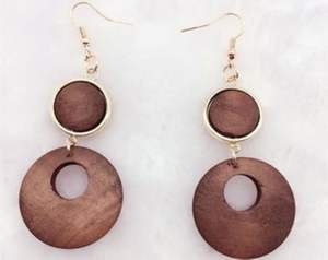 Boucles d'oreilles en bois faites à la main avec motif personnalisé - Product Image 1